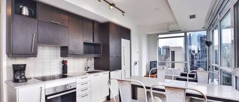 Réfrigérateur, micro-ondes, four, plaque de cuisson