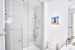 Hårføner og håndklær