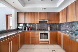 Frigorífic, microones, forn i placa de cuina 