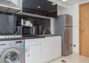 Kühlschrank, Mikrowelle, Herdplatte, Toaster