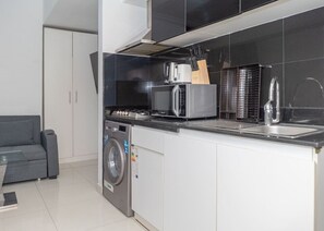 Jääkaappi, mikroaaltouuni, liesi, leivänpaahdin