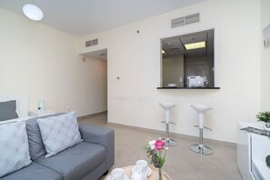 TV - StoneTree - Icon 2 Studio - Chic Apartment (Jumeirah Lake Towers)