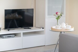 TV - StoneTree - Icon 2 Studio - Chic Apartment (Jumeirah Lake Towers)