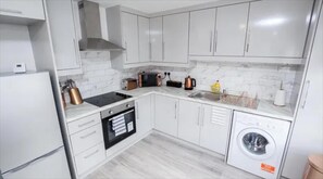 Apartment | Eigene Küche | Kühlschrank, Mikrowelle, Ofen, Herdplatte