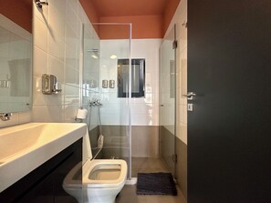 Douche, séchoir à cheveux, serviettes fournies, savon