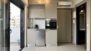 Eine moderne Küche mit Edelstahlgeräten, einem Geschirrspüler und einem eingebauten Backofen.