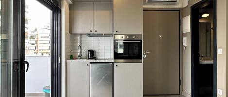 Fridge, oven, stovetop, coffee/tea maker