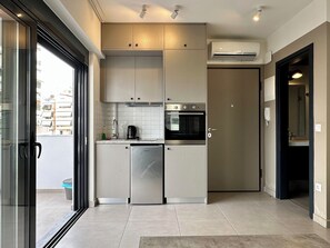 Fridge, oven, stovetop, coffee/tea maker - M & M 6 in the city (XP92+FQ Athens, Greece)