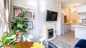A modern apartment with a living room, kitchen, and dining area. - Lovely Bishops Park Flat (London)
