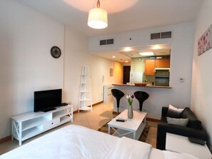 Tabla de planchar con plancha, wifi y ropa de cama 
