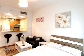 Iron/ironing board, WiFi, bed sheets