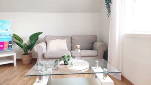 Älytelevisio, takka, kirjoja