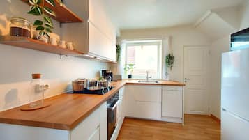 Réfrigérateur, micro-ondes, plaque de cuisson, lave-vaisselle