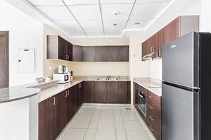 Een koelkast, een microgolfoven, een oven, een kookplaat