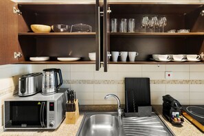 Køleskab, mikrobølgeovn, kogeplade, kaffe-/temaskine