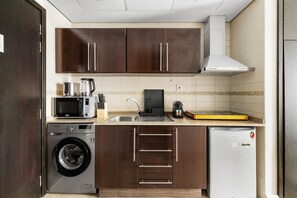 Refrigerador, microondas, parrilla de estufa y cafetera y tetera 