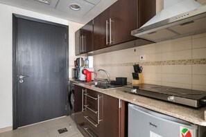 Kühlschrank, Mikrowelle, Herdplatte, Wasserkocher mit Kaffee-/Teezubehör