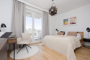 3 bedrooms, desk, iron/ironing board, travel crib