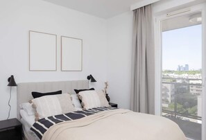 3 slaapkamers, een bureau, een strijkplank/strijkijzer, reisbedje