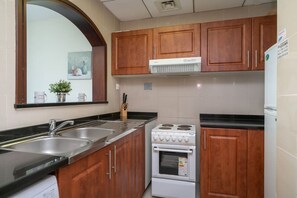 ثلاجة، ميكروويف، فرن، موقد طهي مسط�ح