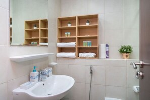 Hair dryer, towels - StoneTree - Icon 1 Studio - Family-Friendly Location (Jumeirah Lake Towers)