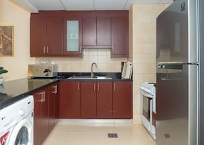 Kühlschrank, Mikrowelle, Ofen, Herdplatte