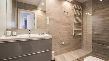 Shower, hair dryer, towels, shampoo