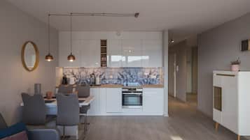 Fridge, oven, stovetop, dishwasher