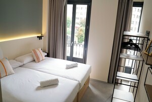 Habitación Deluxe con 2 camas individuales | Ropa de cama de alta calidad, edredones de plumas, escritorio