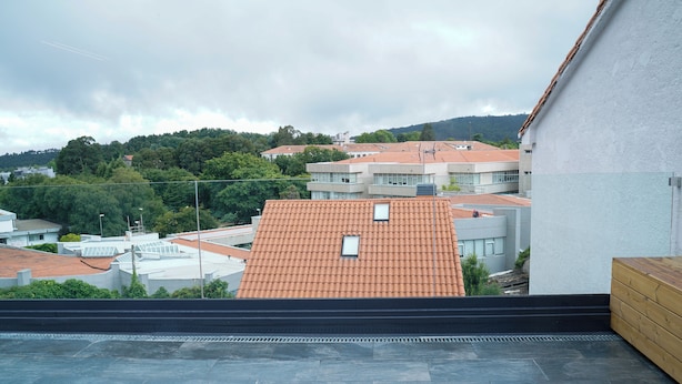 A rooftop terrace with a view of surrounding buildings and hills. - Coliving Compostela (Santiago de Compostela)