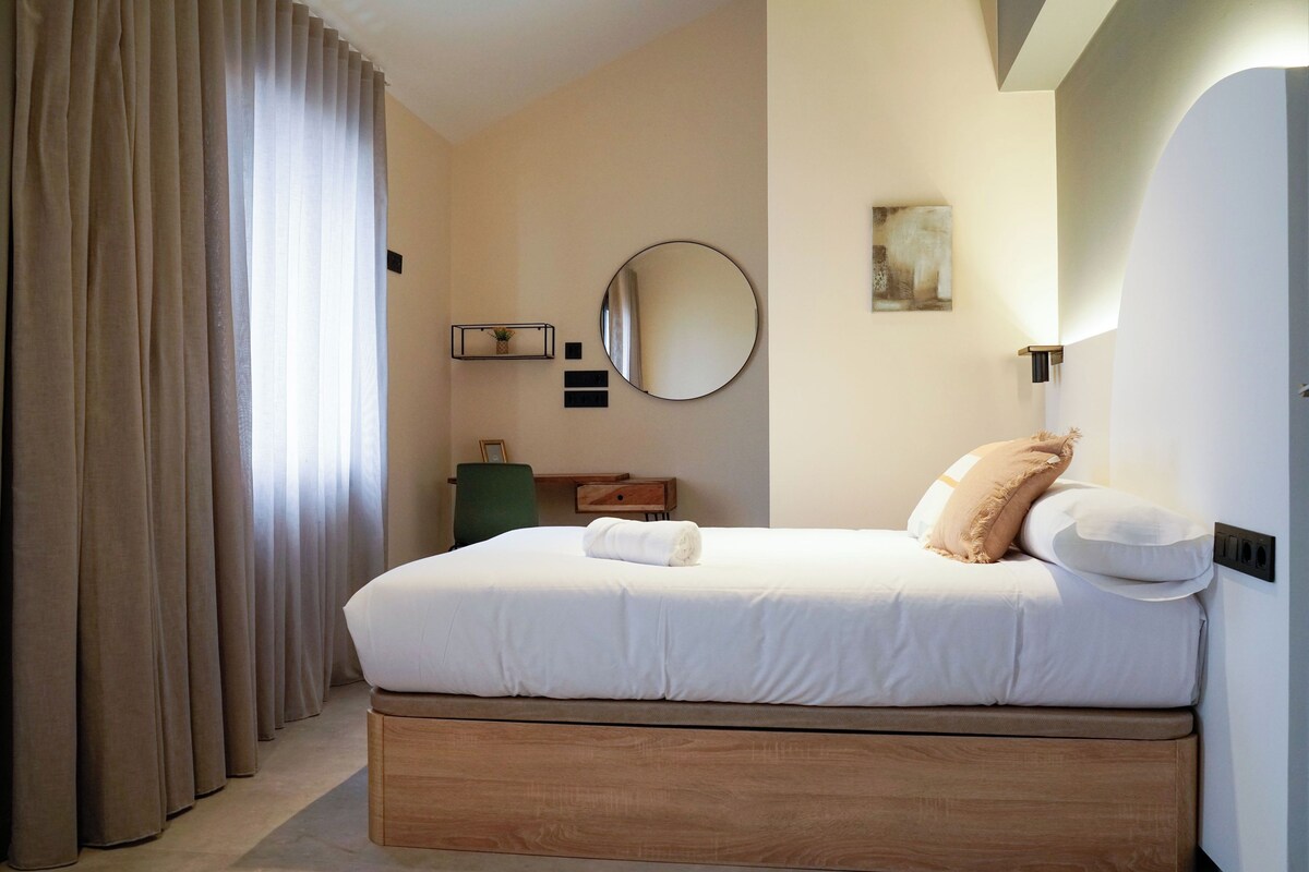 Gold- Habitación doble con cama de matrimonio, baño privado y amplia terraza.