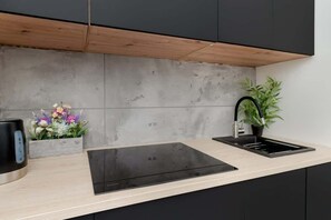 Fridge, microwave, stovetop, cookware/dishes/utensils