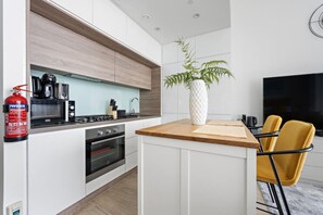 雪櫃、微波爐、焗爐、爐具