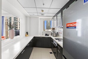 Kühlschrank, Mikrowelle, Ofen, Herdplatte