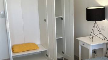 1 slaapkamer, een strijkplank/strijkijzer, wifi, beddengoed