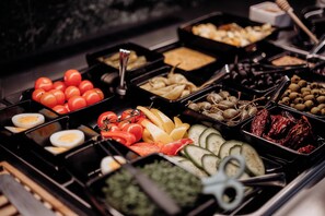 Bao gồm bữa sáng buffet hàng ngày 