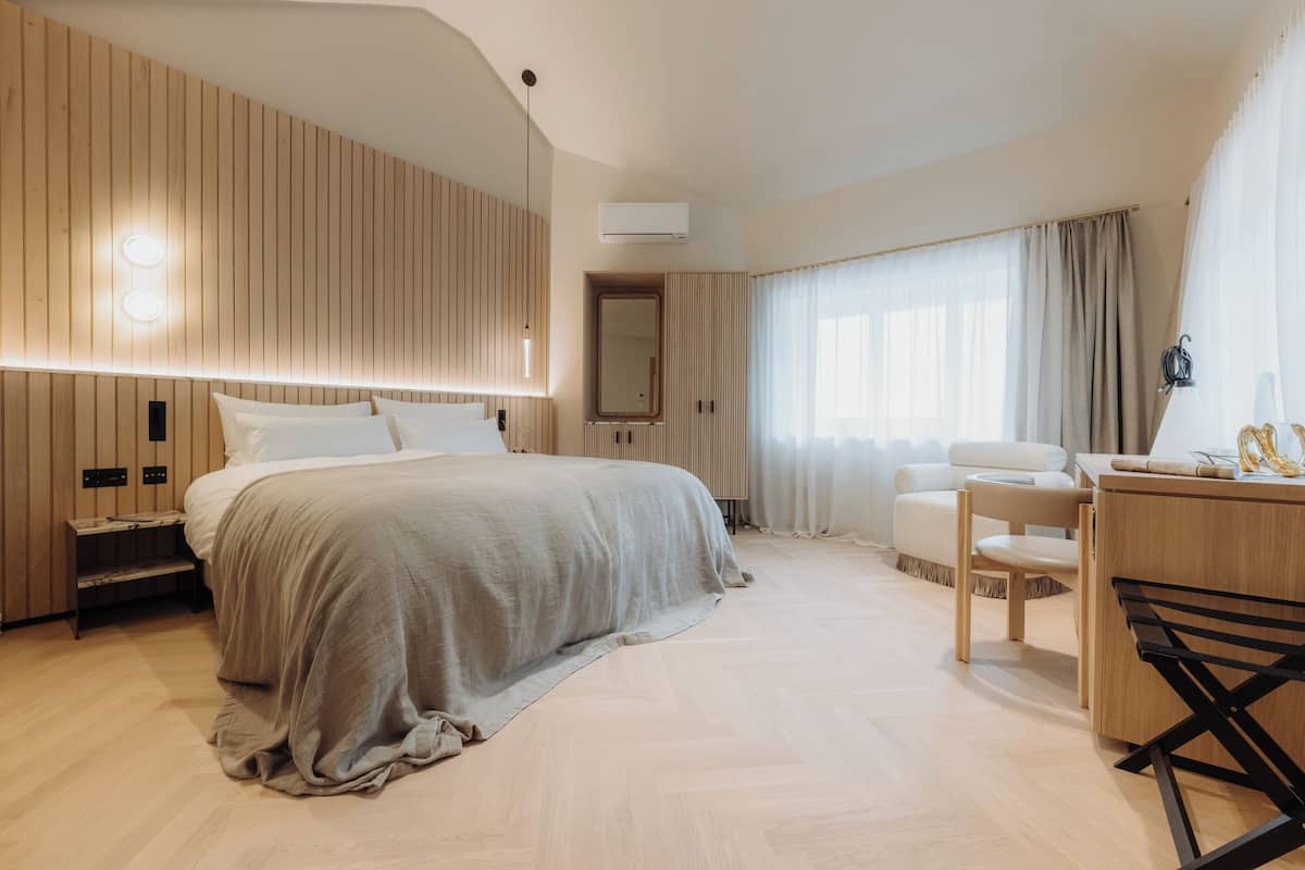 Deluxe studio, uitzicht op binnenplaats | Luxe beddengoed, donzen dekbedden, een minibar, een kluis op de kamer