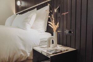 Phòng đôi tiện nghi đơn giản | Bộ đồ giường cao cấp, chăn bông, minibar, két bảo mật tại phòng 