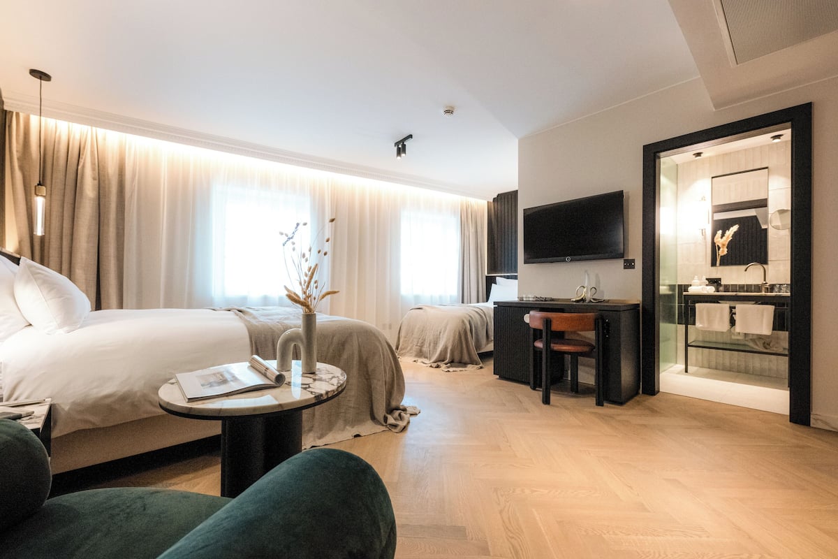 Design driepersoonskamer, uitzicht op tuin | Luxe beddengoed, donzen dekbedden, een minibar, een kluis op de kamer
