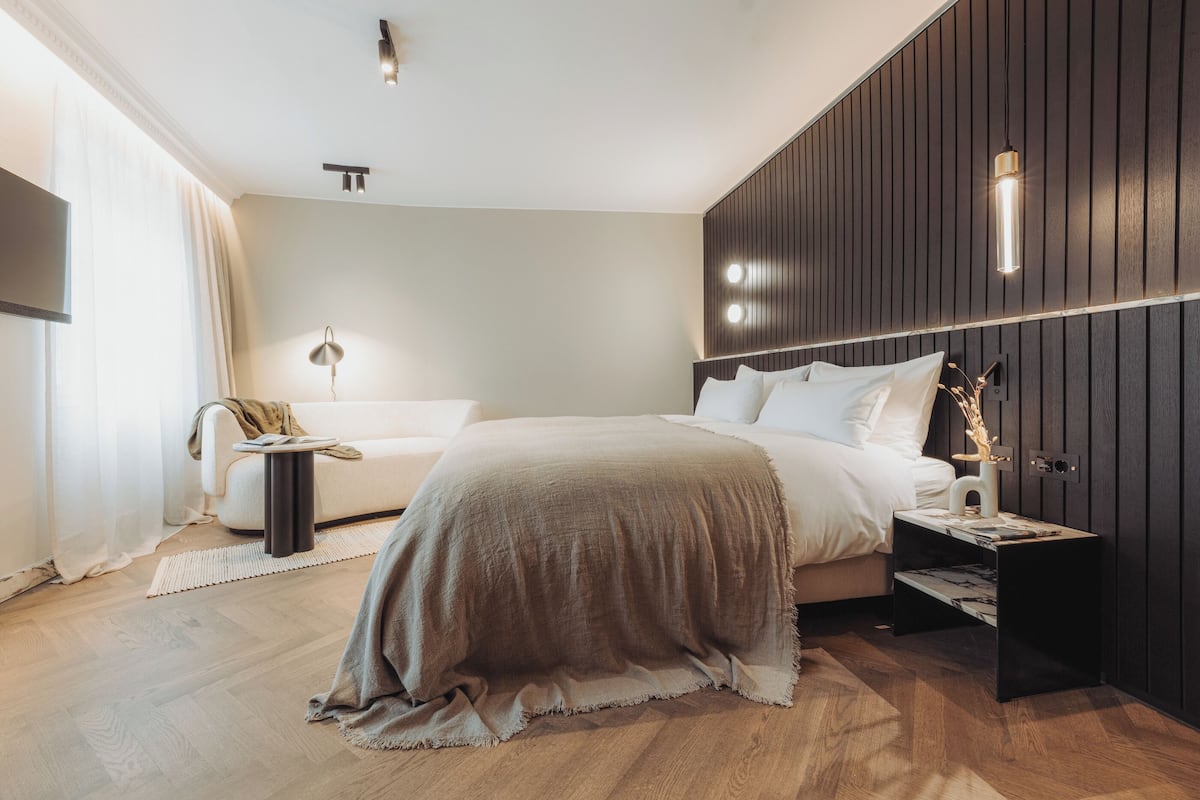 Dobbeltrom – design, byutsikt | Sengetøy av topp kvalitet, dundyner, minibar og safe på rommet