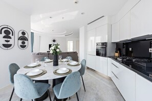 Mikrowelle, Herdplatte, Wasserkocher mit Kaffee-/Teezubehör