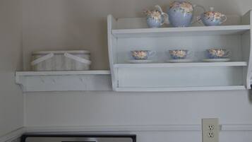 Suite, Private Bathroom (The SENATOR'S Suite) | Shared kitchen | High chair