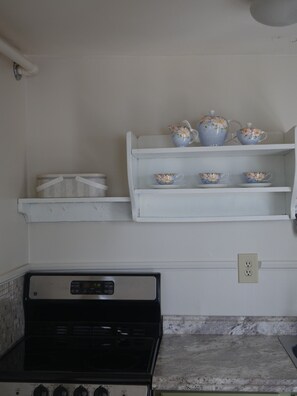 Suite, privébadkamer (The SENATOR'S Suite) | Gemeenschappelijke keuken | Een kinderstoel