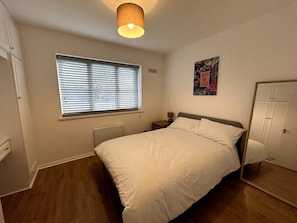 2 bedrooms, free WiFi, bed sheets - Essex 2 Bed Flat Near Station With Free Parking (South Ockendon)