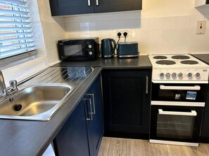 Fridge, microwave, oven, stovetop - Essex 2 Bed Flat Near Station With Free Parking (South Ockendon)