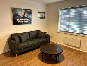 Living area - Essex 2 Bed Flat Near Station With Free Parking (South Ockendon)