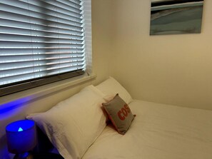 2 bedrooms, free WiFi, bed sheets - Essex 2 Bed Flat Near Station With Free Parking (South Ockendon)