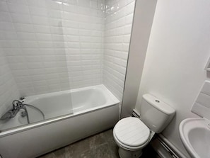 Ein Badezimmer mit Badewanne, Toilette und Bidet.