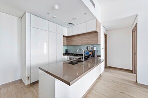 Fridge, microwave, oven, stovetop - Elegant 1BR with Stunning View of Marina (Dubai Marina)