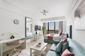 Een bureau, een strijkplank/strijkijzer, wifi, beddengoed